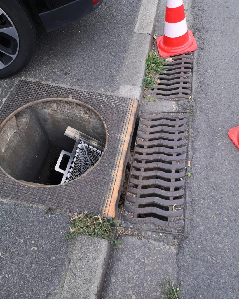 Panier anti-déchet avec avaloir d'orage